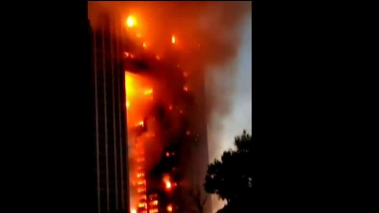 Video: impresionante incendio consume rascacielos en China