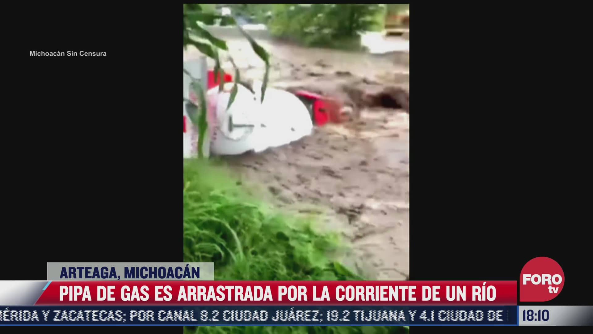 pipa de gas es arrastrada por corriente de rio en michoacan