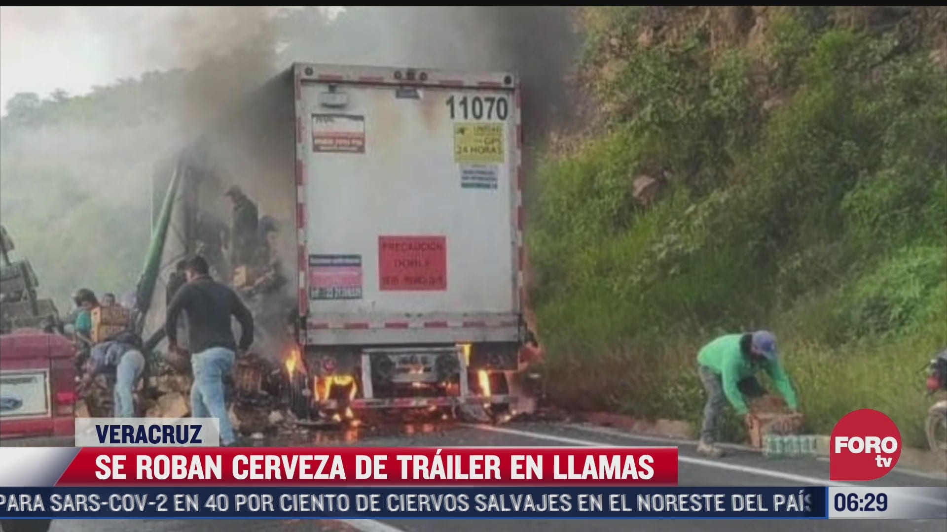 pobladores se roban cajas de cerveza de un trailer en llamas en veracruz