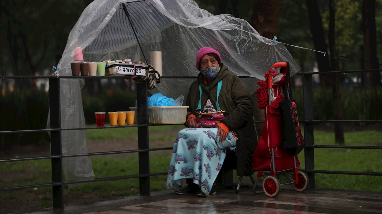 Una mujer vende sus productos por las calles de la Ciudad de México