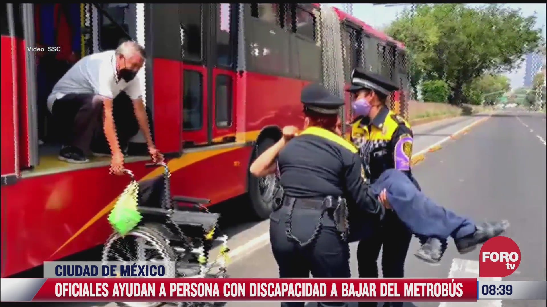 policias ayudan a bajar a persona en silla de ruedas de metrobus descompuesto