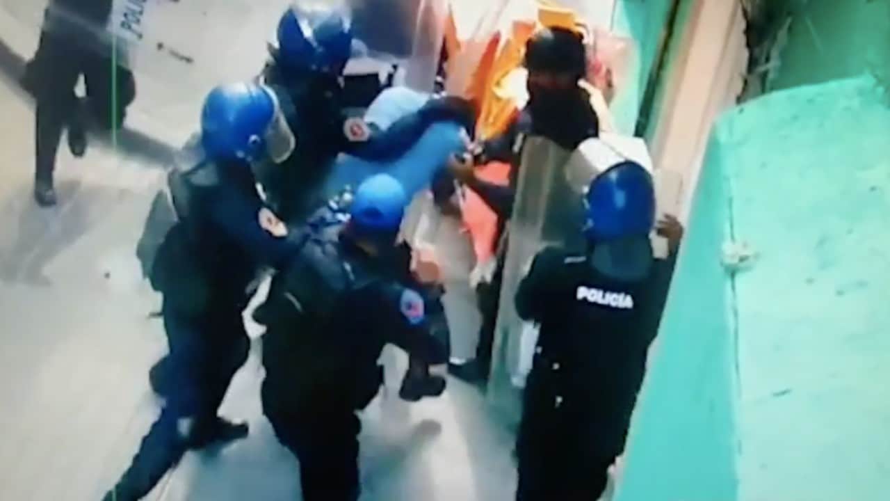 Policías capitalinos golpean afuera de su casa a joven comerciante y lo detienen
