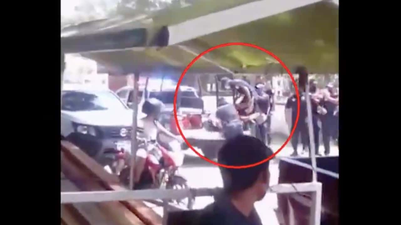 Policías municipales de San Pedro Pochutla, Oaxaca, golpean a joven por no usar cubrebocas