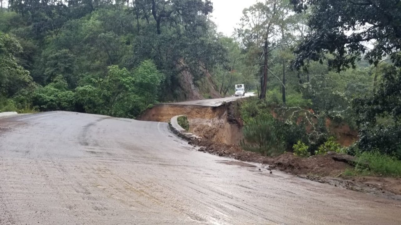 Por lluvias colapsa tramo en carretera estatal El Grullo-Ciudad Guzmán, en Jalisco
