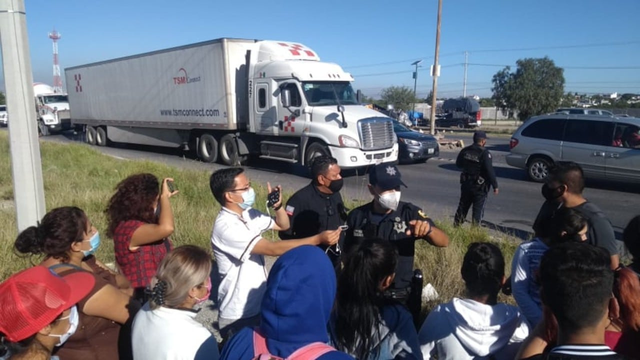 Protestas y cierres viales por cancelación de vacunación en Saltillo