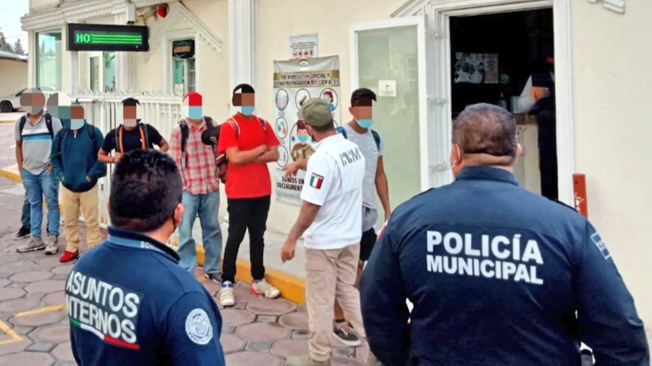 Rescatan a migrantes retenidos al interior de un hotel en Puebla (Twitter: @LourdesRMtz)
