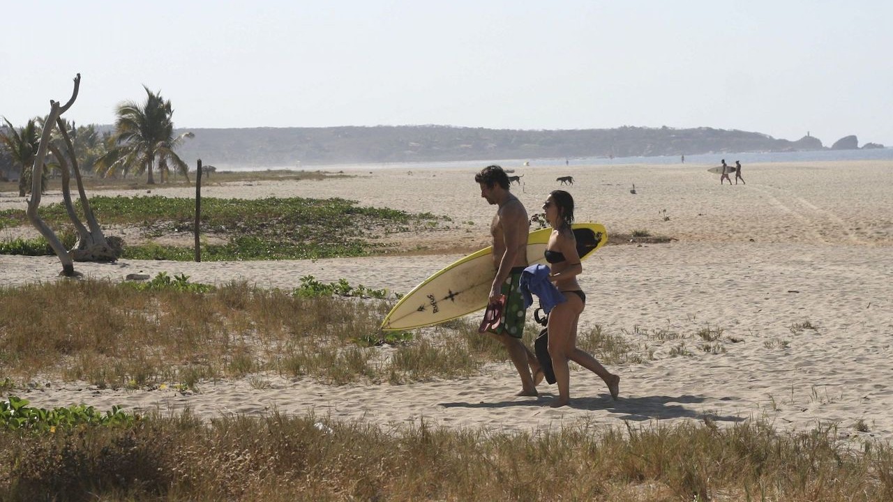 Turistas locales y extranjeros en playas de Puerto Escondido, Oaxaca (Archivo, Cuartoscuro)