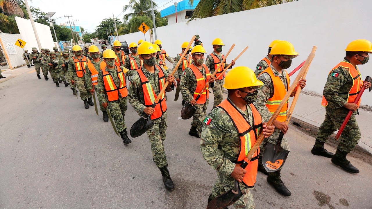 Personal de la Marina trabaja en la implementación de medidas de seguridad en Tulum, Quintana Roo (EFE)