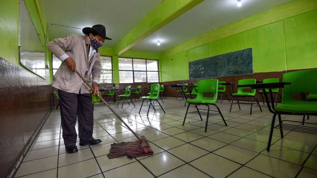 Un hombre limpia un salón de clases en el Edomex (Cuartoscuro)
