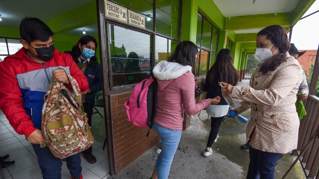 Un grupo de estudiantes regresa a clases en México de manera voluntaria