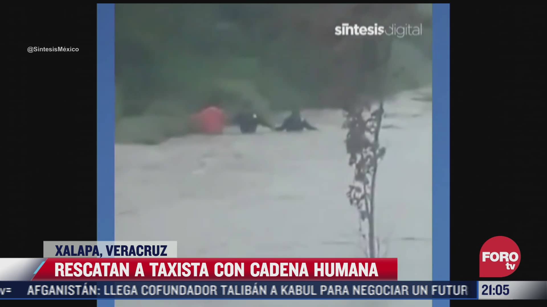 rescatan a taxista con cadena humana en xalapa