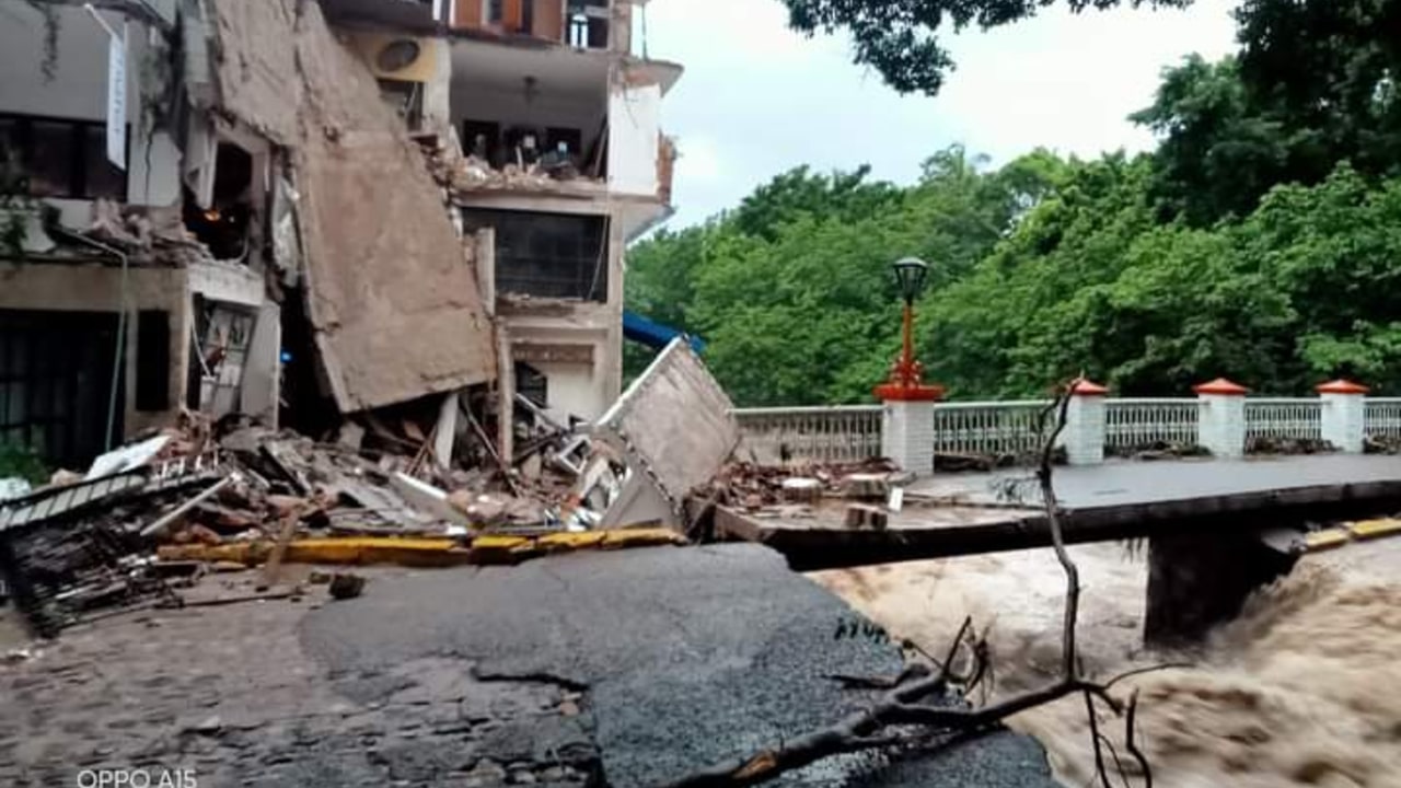 El desbordamiento del río Cuale en Puerto Vallarta, Jalisco, provocó daños en viviendas