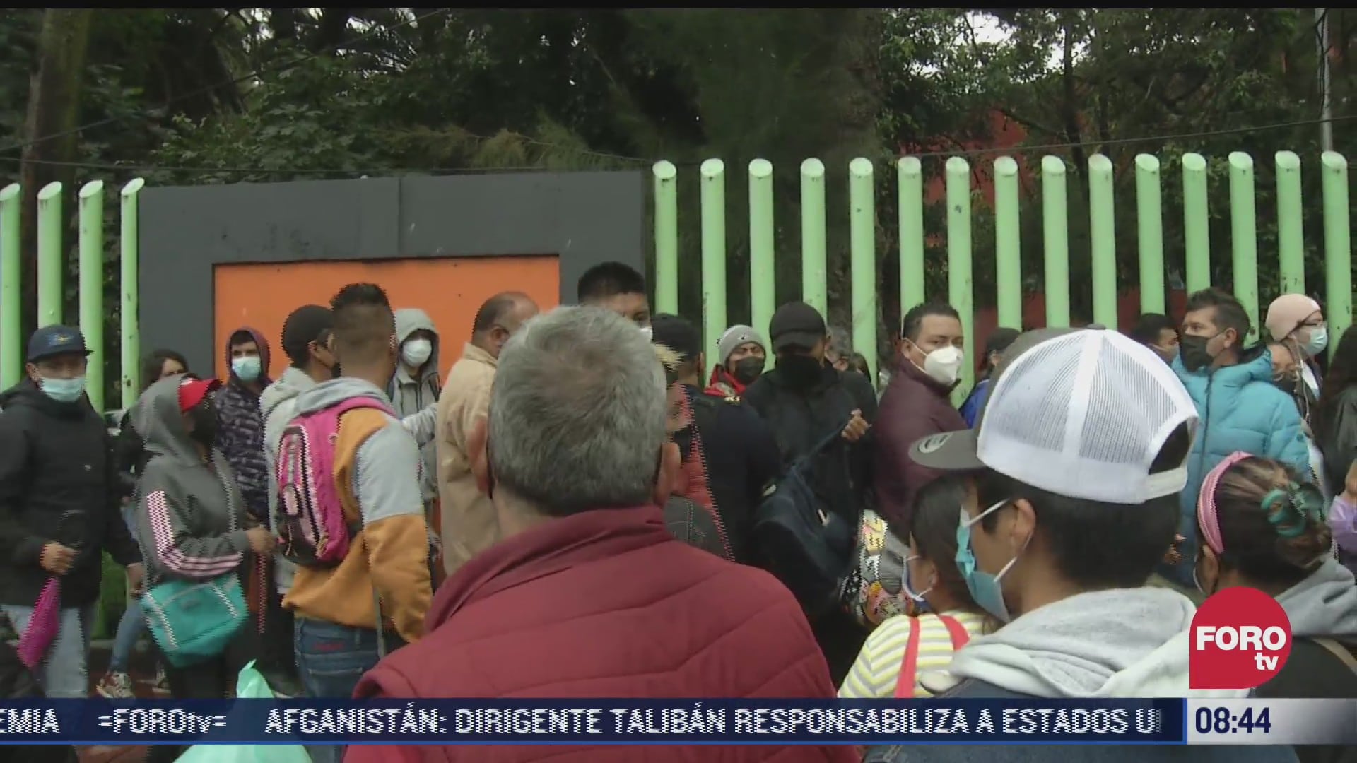se registra caos en deportivo xochimilco durante la jornada de vacunacion