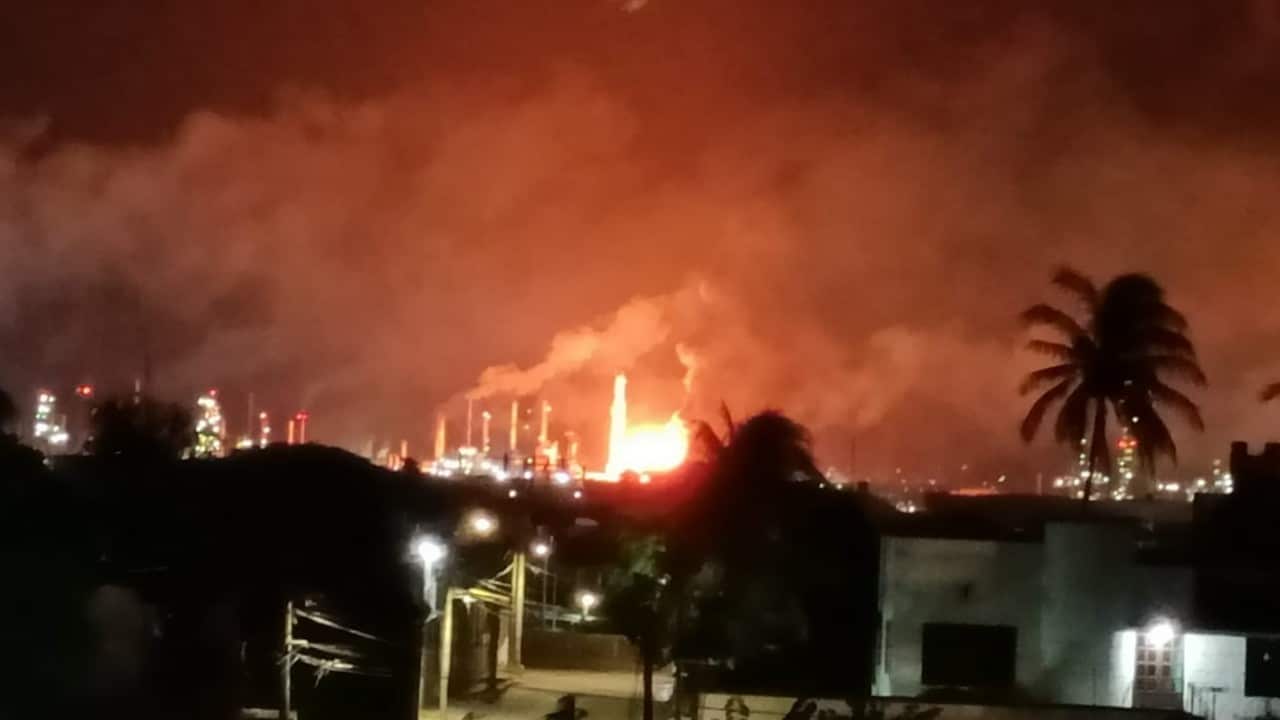 Se registra fuerte incendio en la refinería Antonio Dovalí, de Salina Cruz, Oaxaca