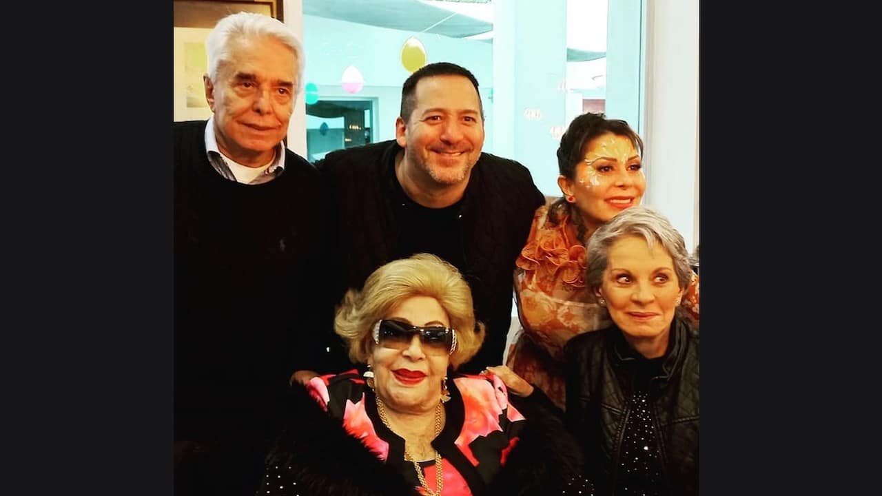 Silvia Pinal y Enrique Guzmán con su familia (Instagram: laguzmanmx)