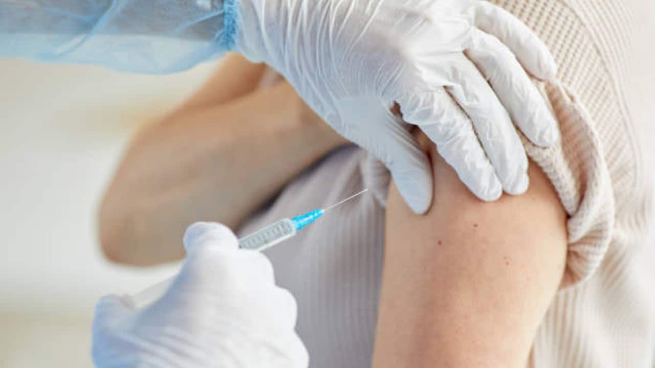 Sin sustento científico, docentes se vacunan nuevamente contra COVID