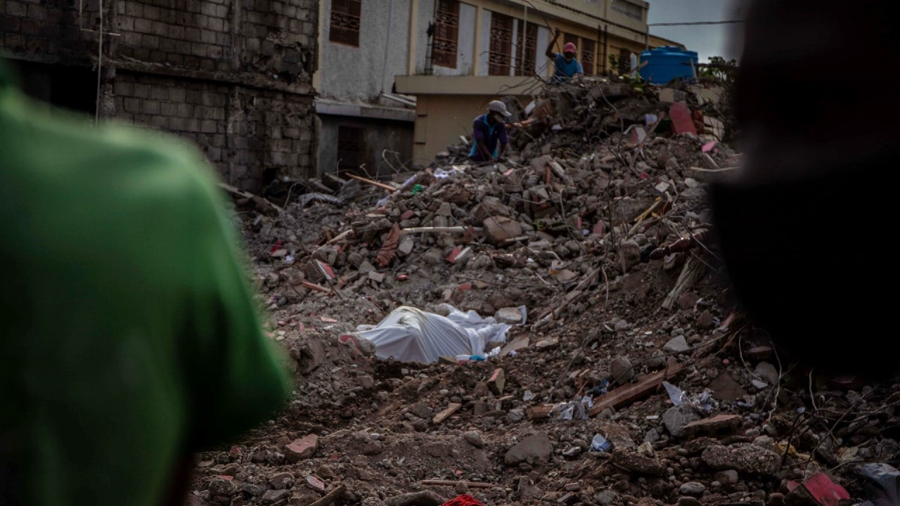 Topos mexicanos buscan a sobrevivientes del terremoto en Haití