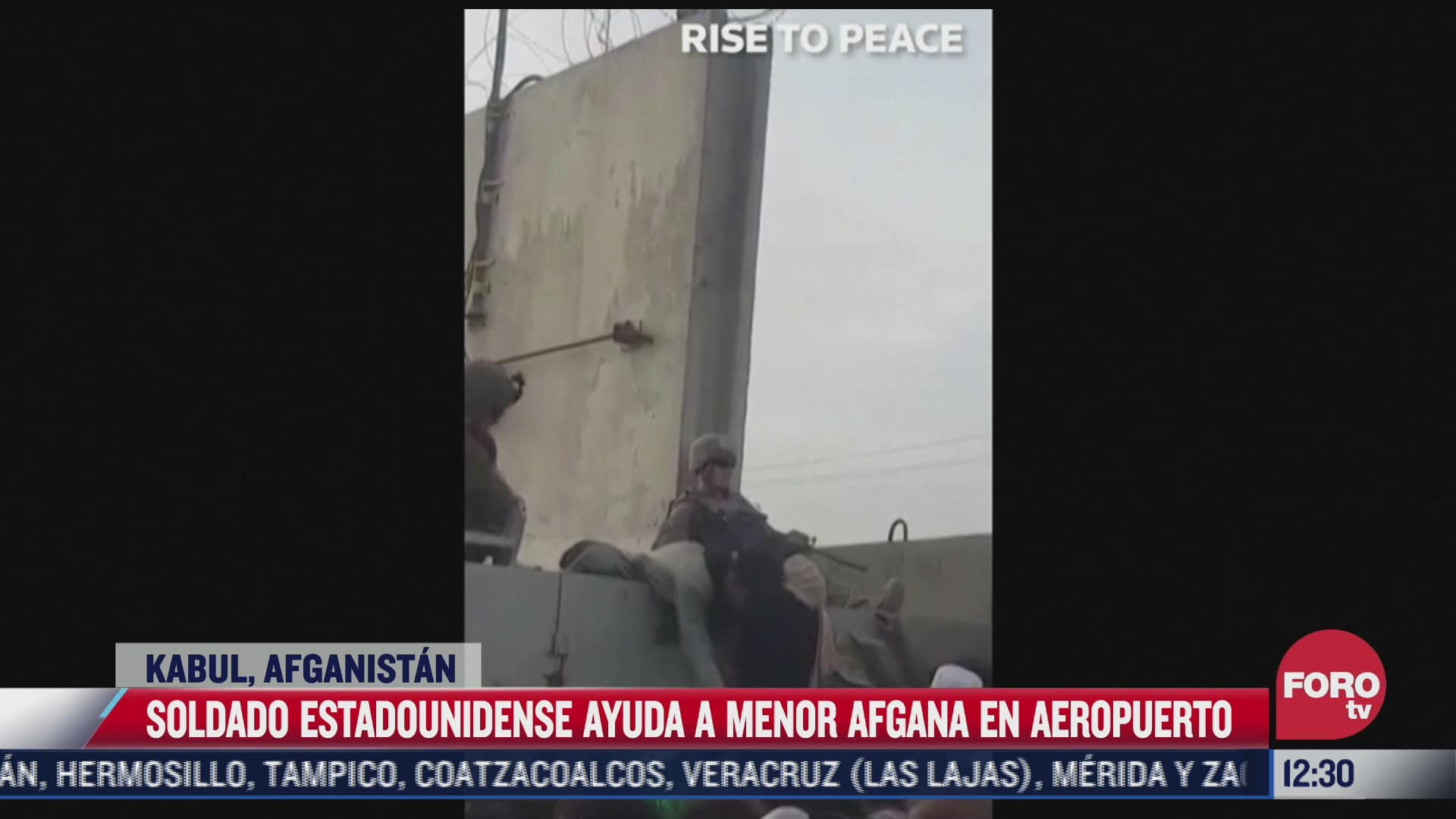 soldado de eeuu ayuda a nina a cruzar muro para salir de afganistan