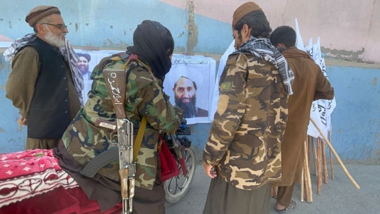 Un grupo de talibanes observa una fotografía de Osama Bin Laden.