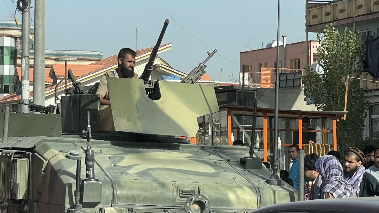 Fuerzas de seguridad en Afganistán patrullan la ciudad de Kabul