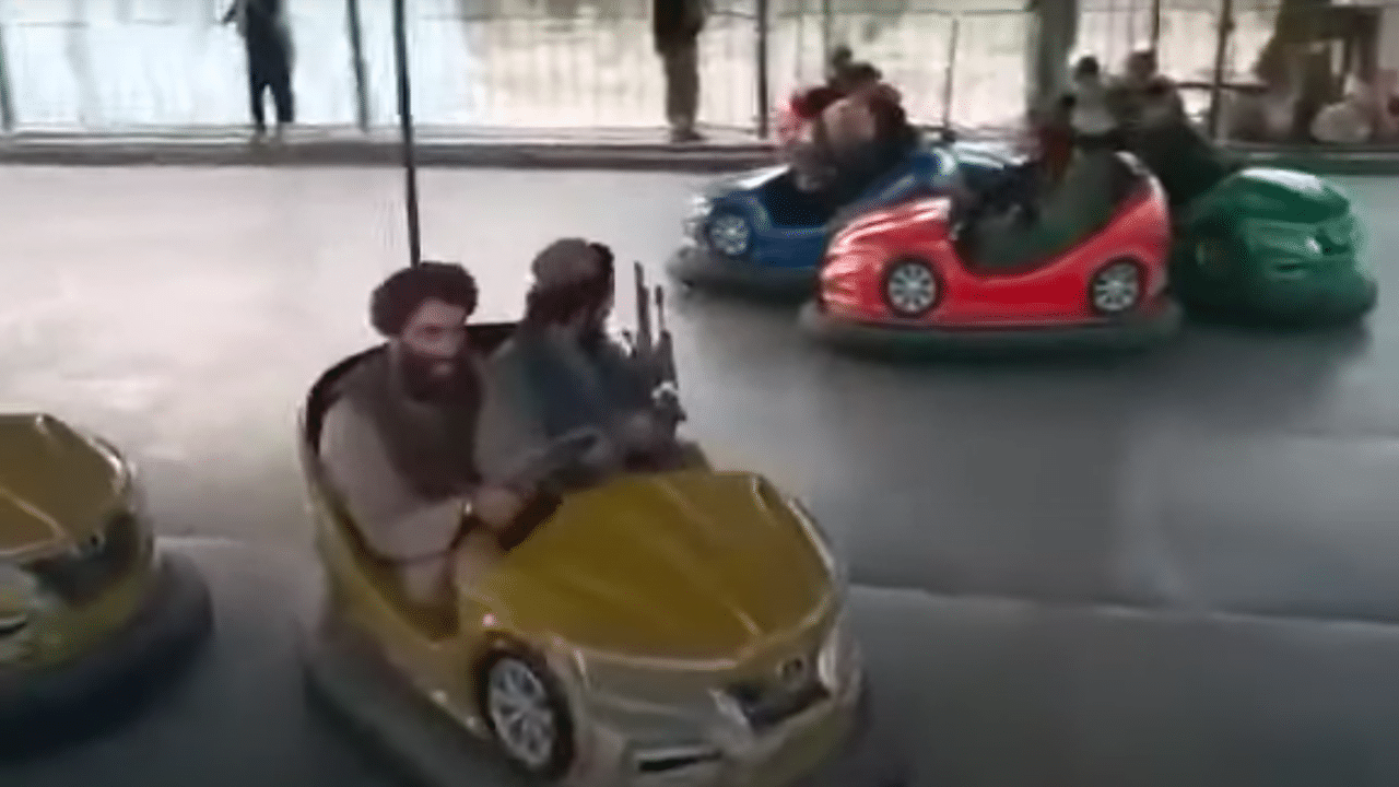 Talibanes jugando en carritos chocones