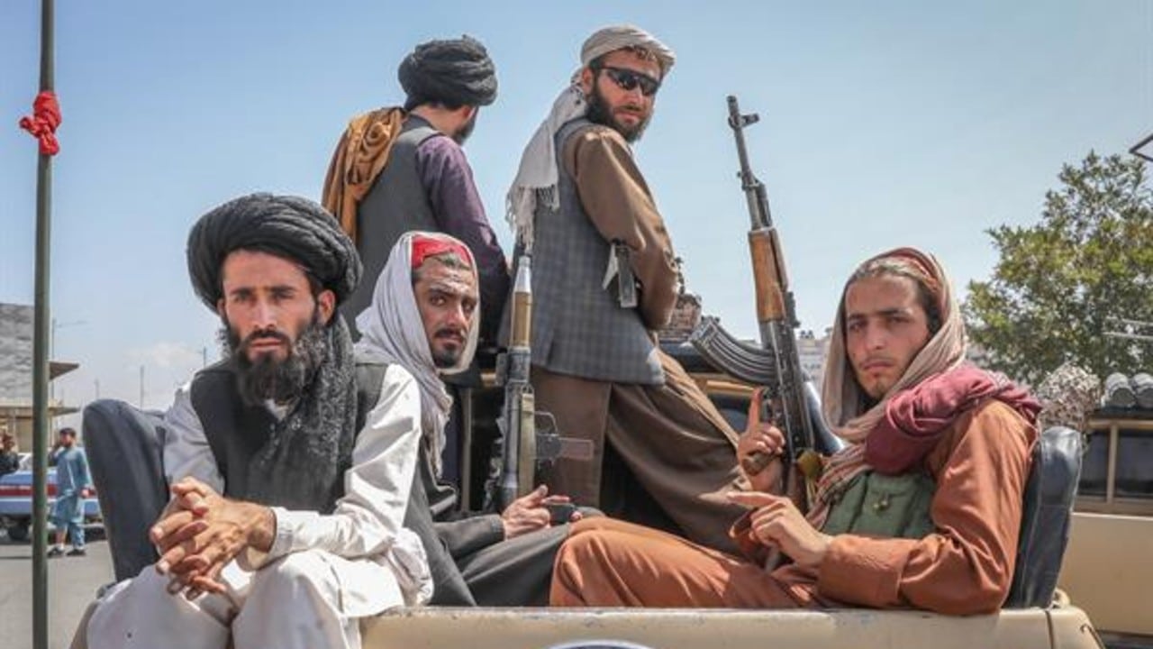 Talibanes circulan por las calles de Kabul, Afganistán