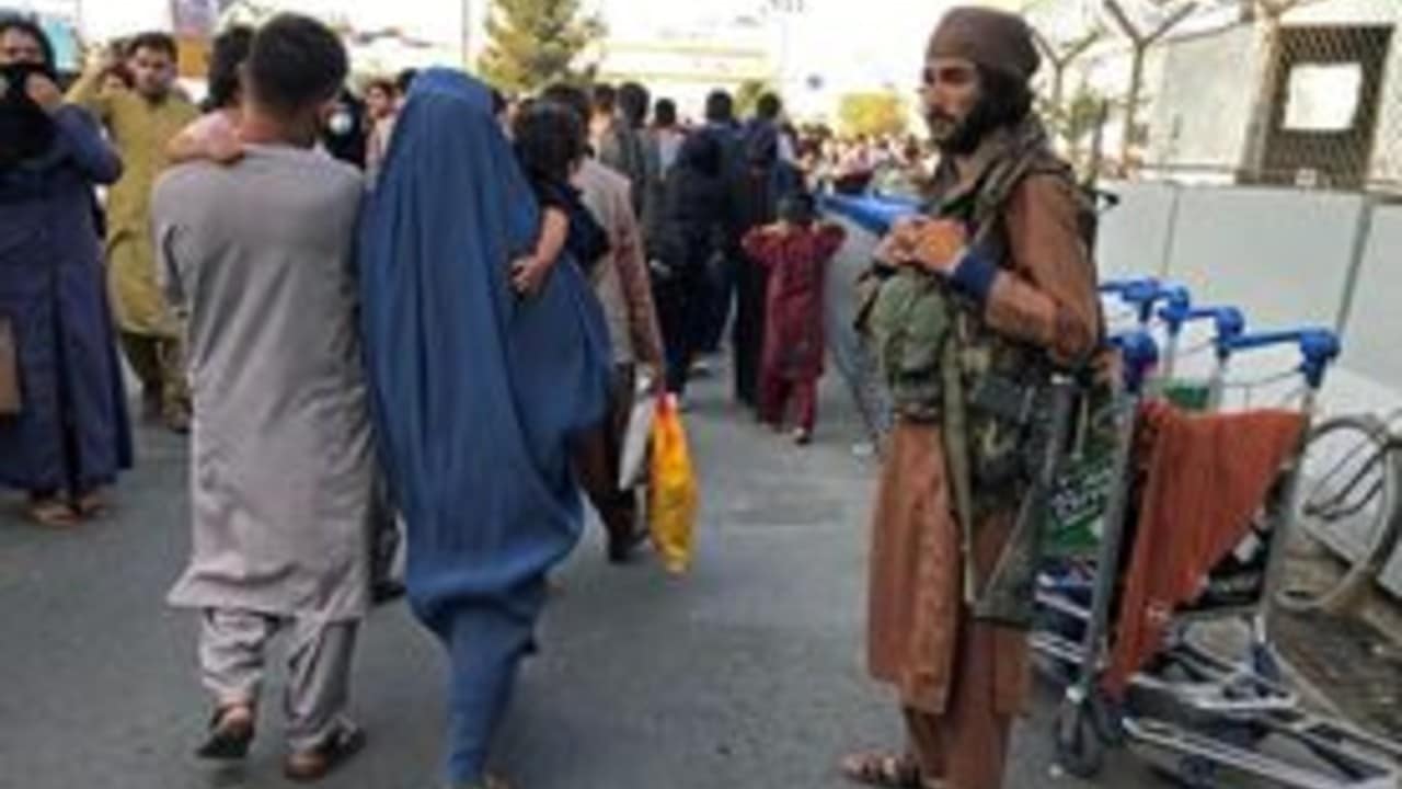 Talibanes declaran victoria y fin de la guerra en Afganistán