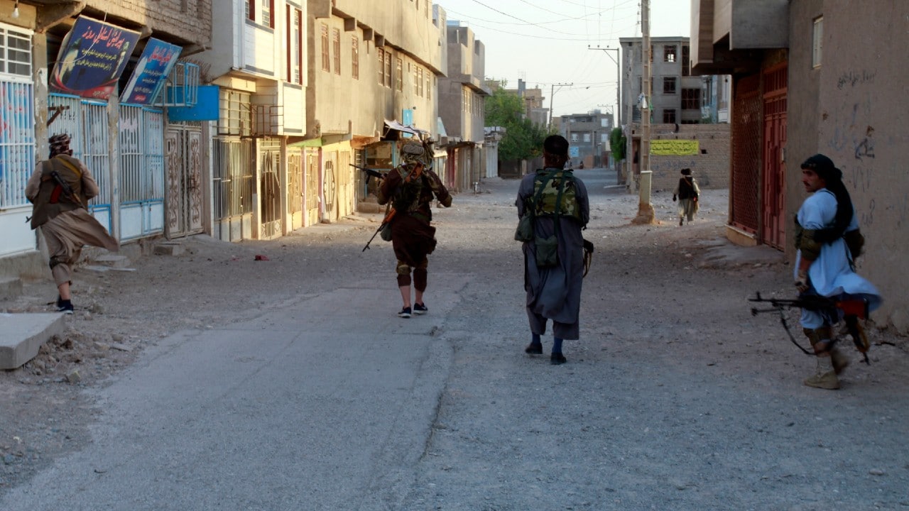 Talibanes logran control inédito de 2 capitales de Afganistán
