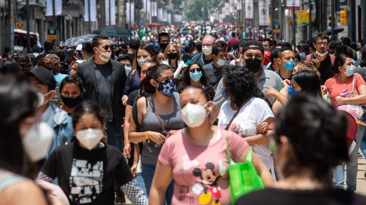 Tercera ola de COVID-19 en México golpea especialmente a jóvenes
