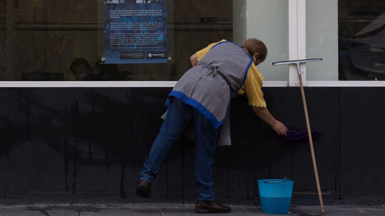 Trabajadores de limpieza en bancos de México (Cuartoscuro)