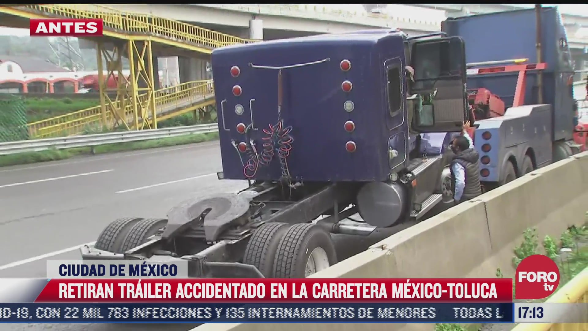 tractocamion obstruyo la autopista mexico toluca tras quedar atrapado en un muro de contencion