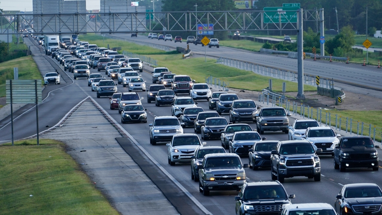 Fotografía que muestra largas filas de coches atascados en las carreteras para salir de la ciudad ante la llegada del huracán Ida