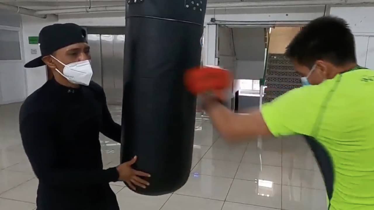Tras salir de la cárcel, joven se convierte en boxeador y ahora apoya vacunación contra COVID