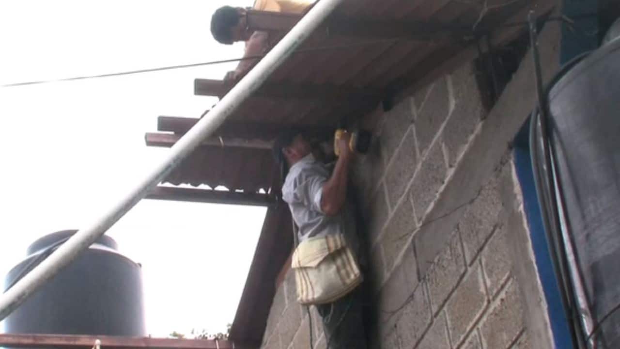 Afectados reconstruyen sus casas tras paso del huracán Grace por Puebla