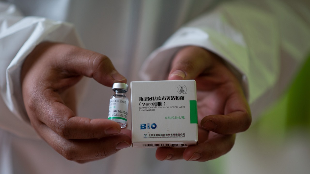 Un frasco de la vacuna fabricada por la empresa china Sinopharm (Getty Images)
