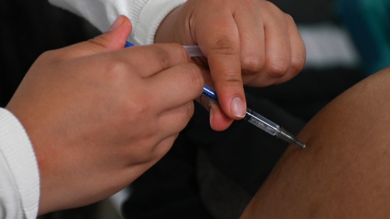 Aplicación de la vacuna contra la COVID-19 en un joven de la alcaldía Venustiano Carranza
