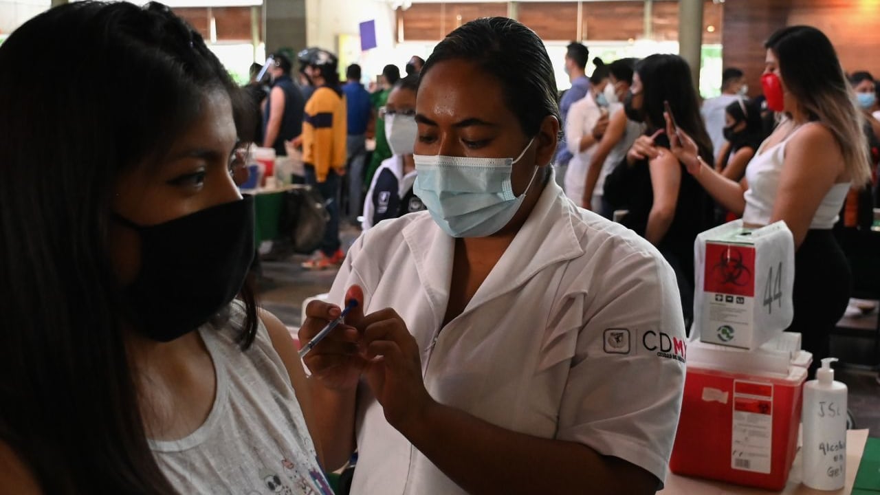 Aplicarán segunda dosis de vacuna COVID-19 a personas de 18 a 29 años en Iztacalco y Tlalpan