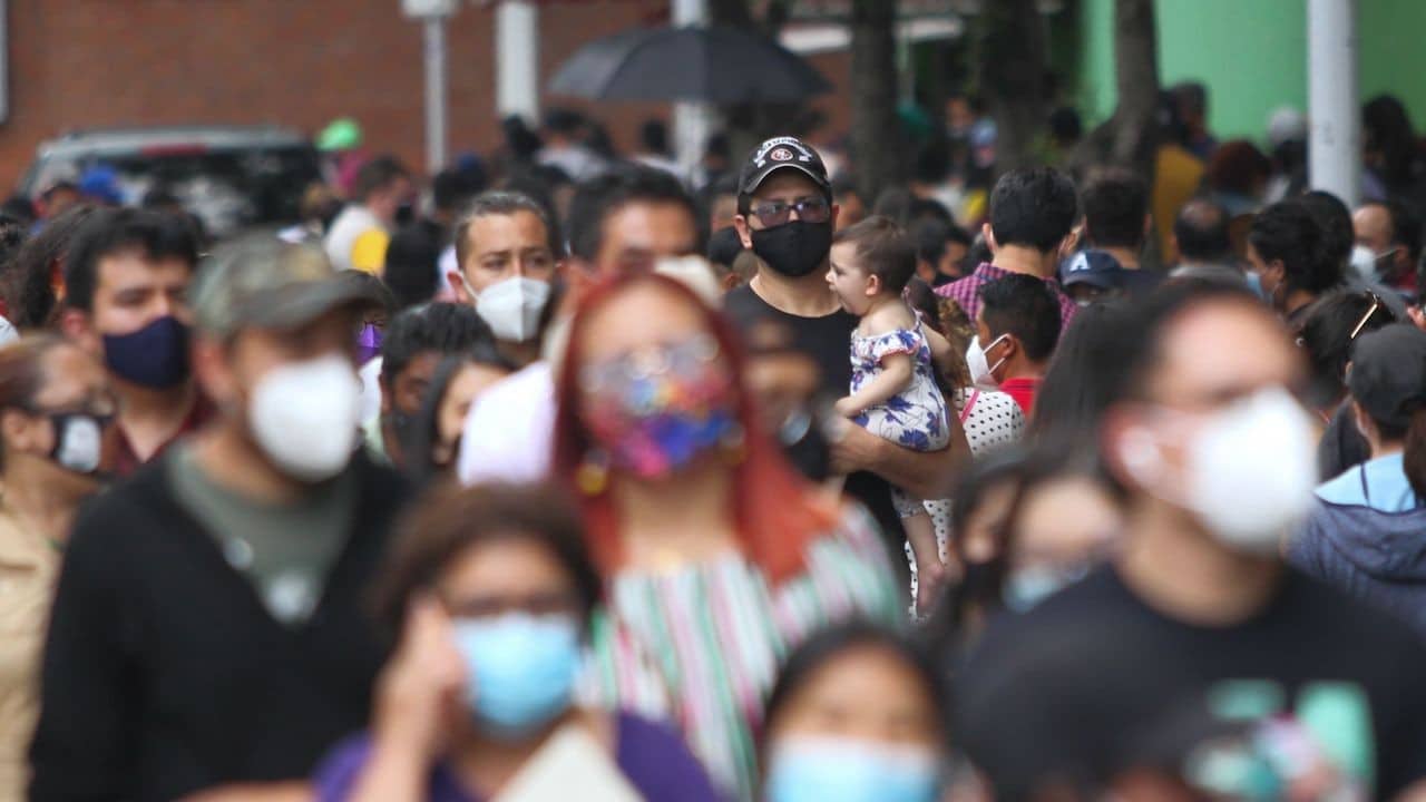 Jóvenes realizan filas para recibir vacuna contra COVID-19 en Xochimilco (Cuartoscuro)