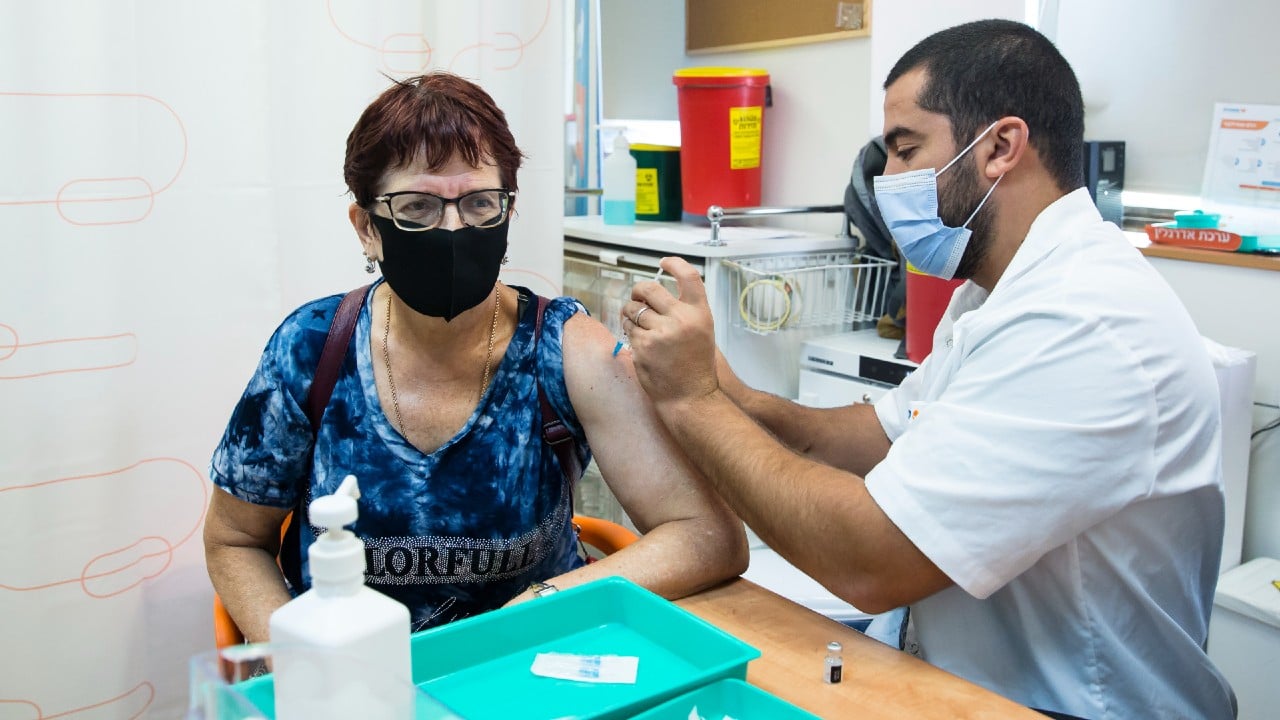 Israel amplía tercera dosis de vacuna COVID-19 a toda la población