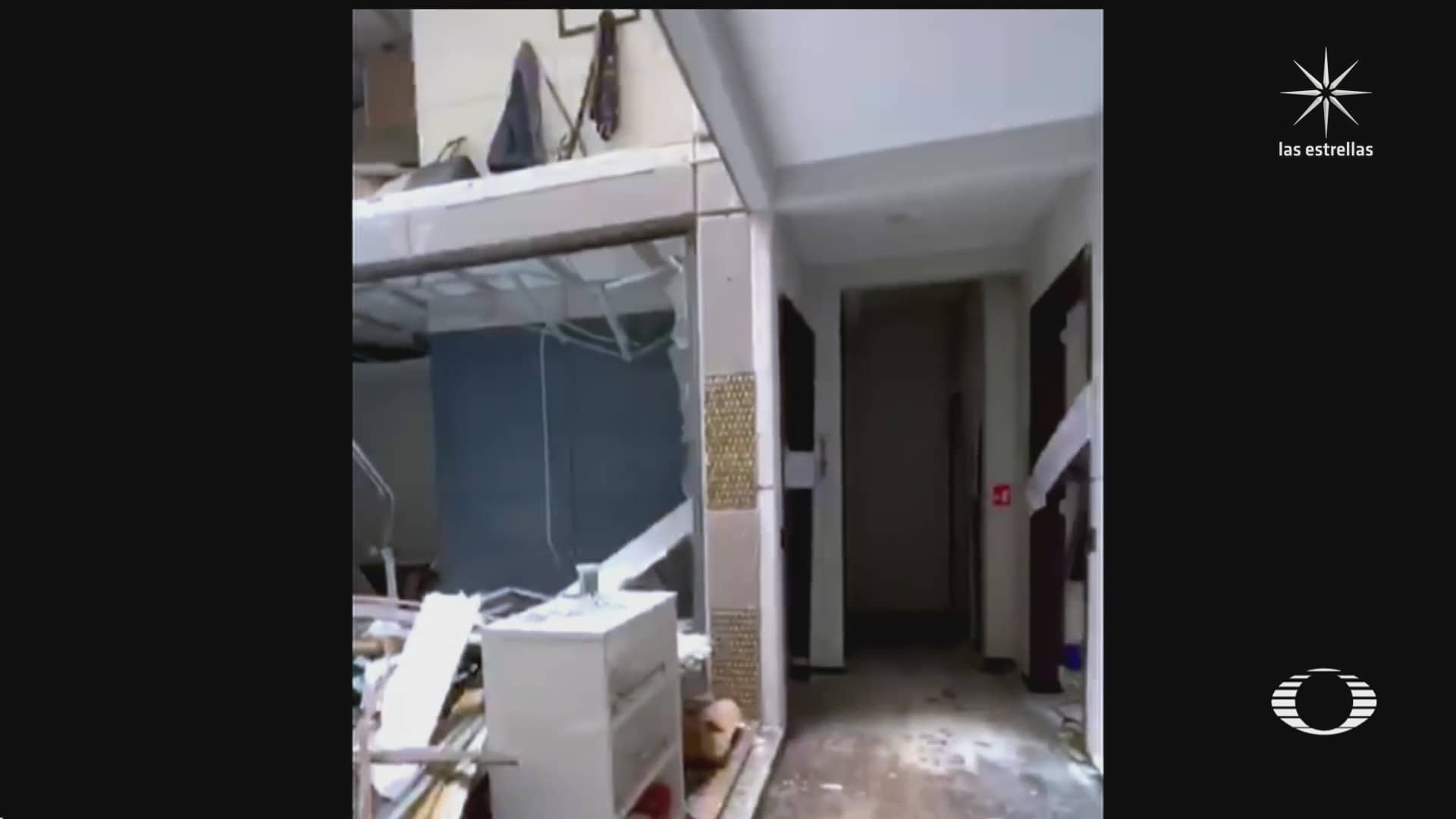 vecinos de avenida coyoacan ingresan a sus departamentos tras explosion