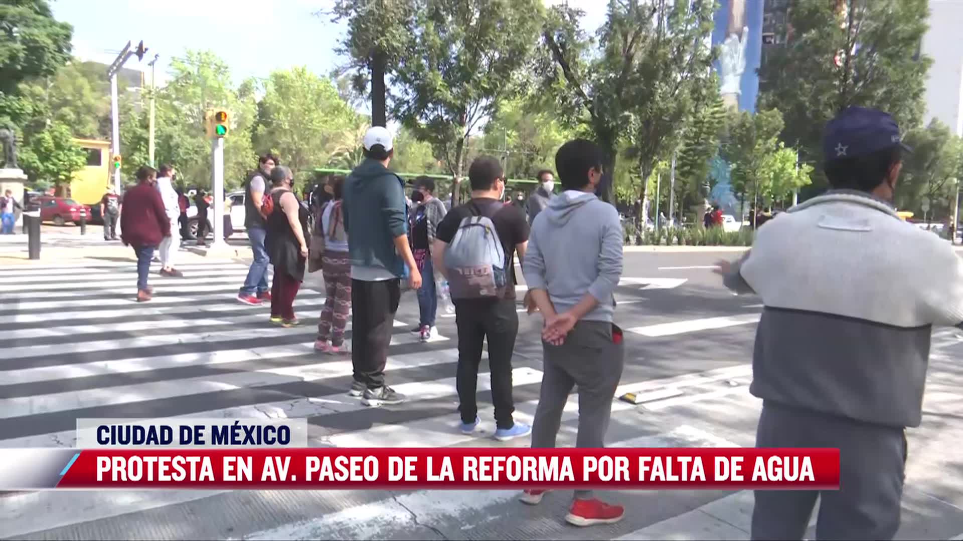 vecinos de tlatelolco bloquean avenida paseo de la reforma por falta de agua