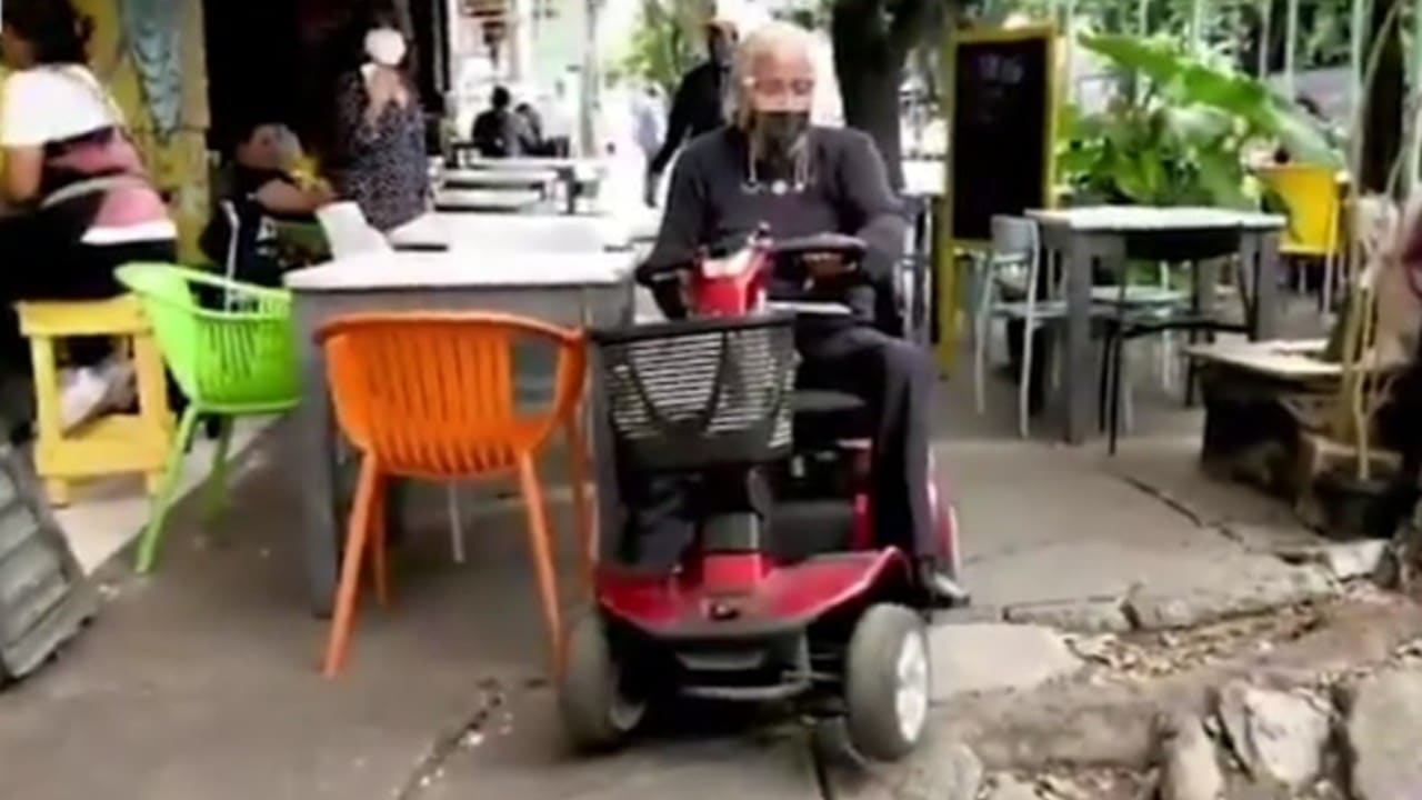 Vecinos y usuarios de sillas de ruedas afectados por medidas COVID de restaurantes en CDMX
