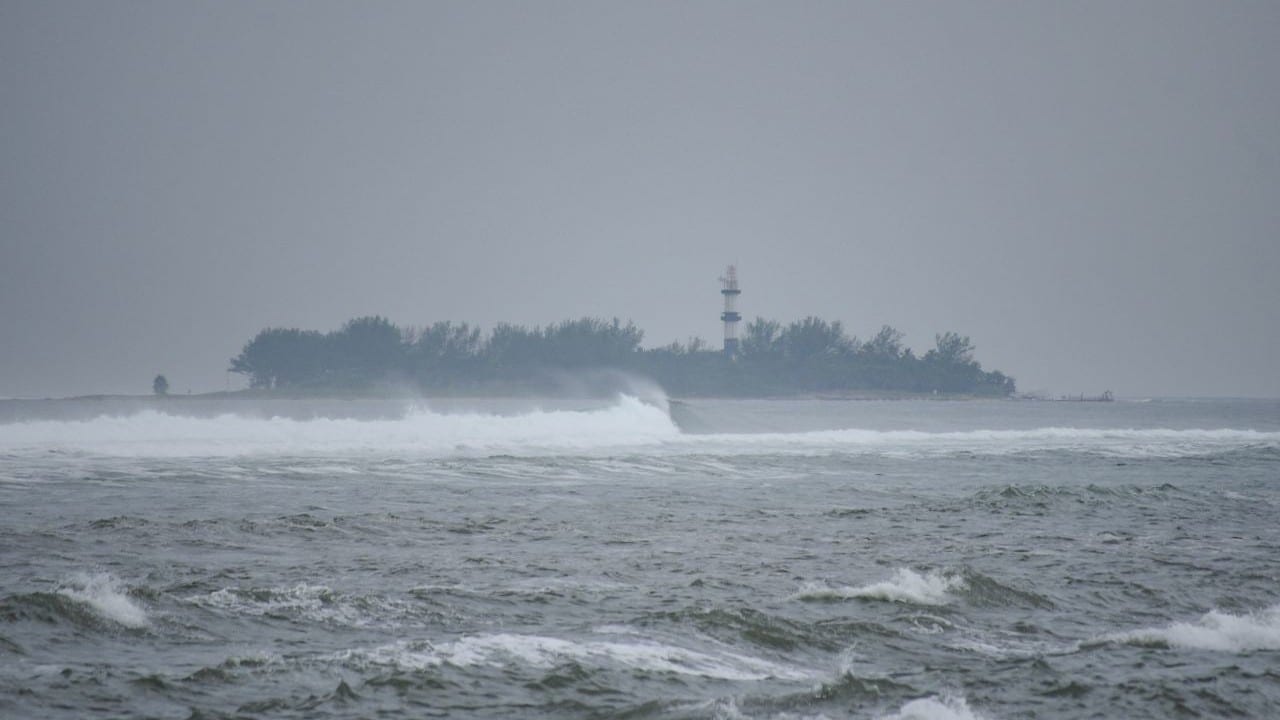 Pescadores del puerto de Veracruz encallaron sus embarcaciones debido al paso del huracán “Grace” (Cuartoscuro)