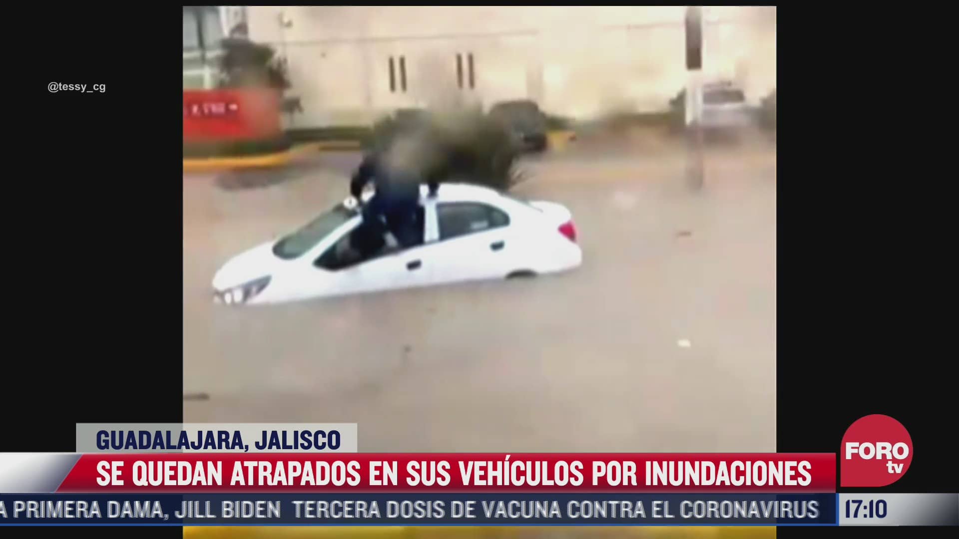 video conductores se quedan atrapados por las lluvias en guadalajara