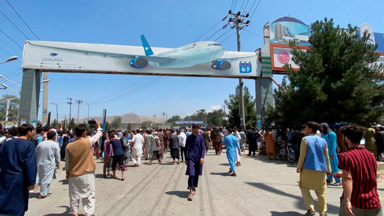Video: Colgados de aviones intentan huir de Afganistán