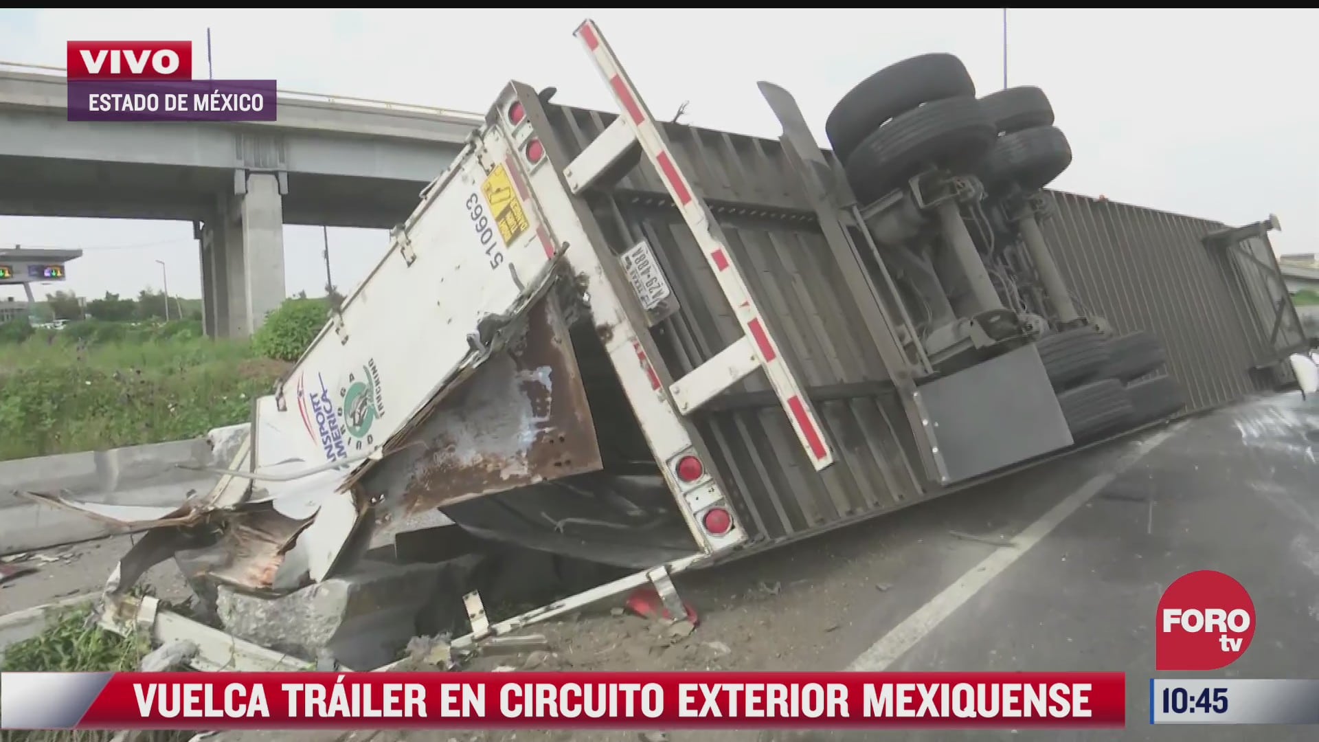 vuelca trailer con 20 toneladas de polietileno en circuito exterior mexiquense