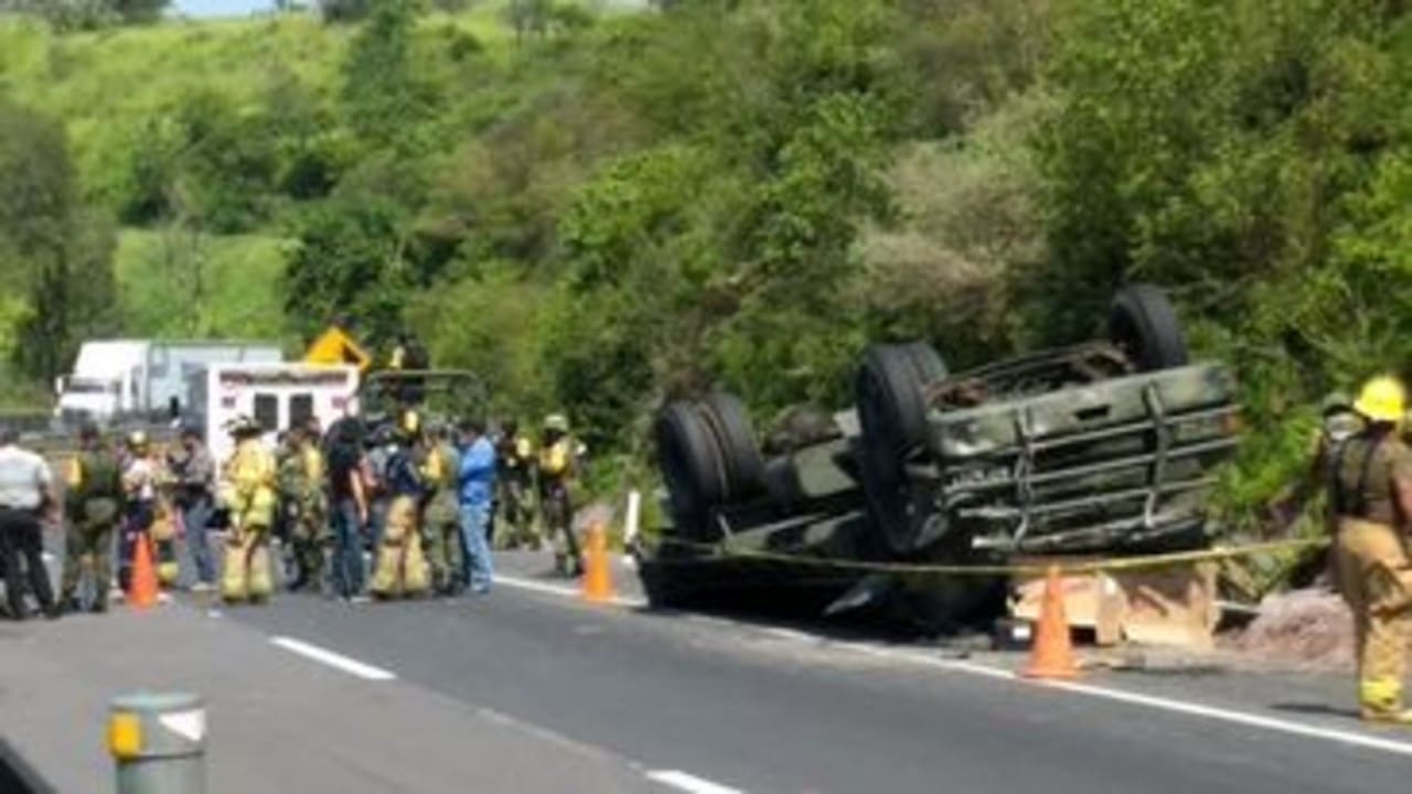 Vuelca vehículo del Ejército Mexicano en Jalisco; hay dos muertos y 18 heridos