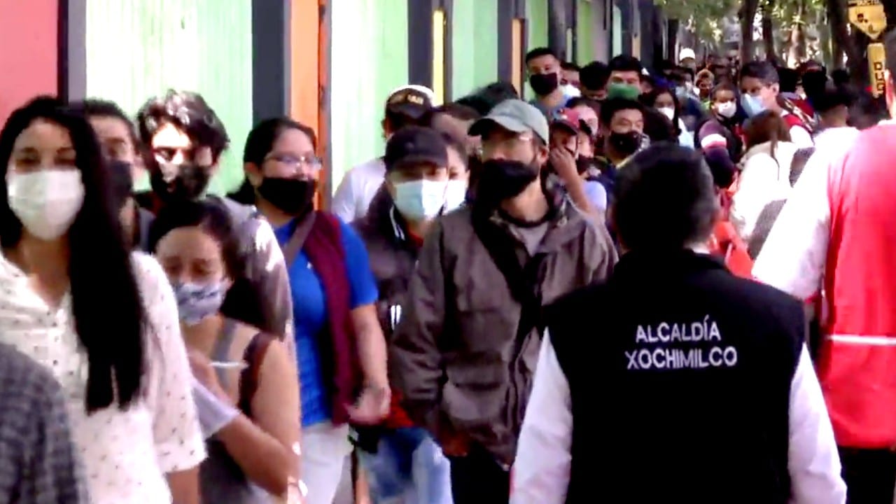 Miles se quedan con ganas de la vacuna contra la COVID de Pfizer en Xochimilco