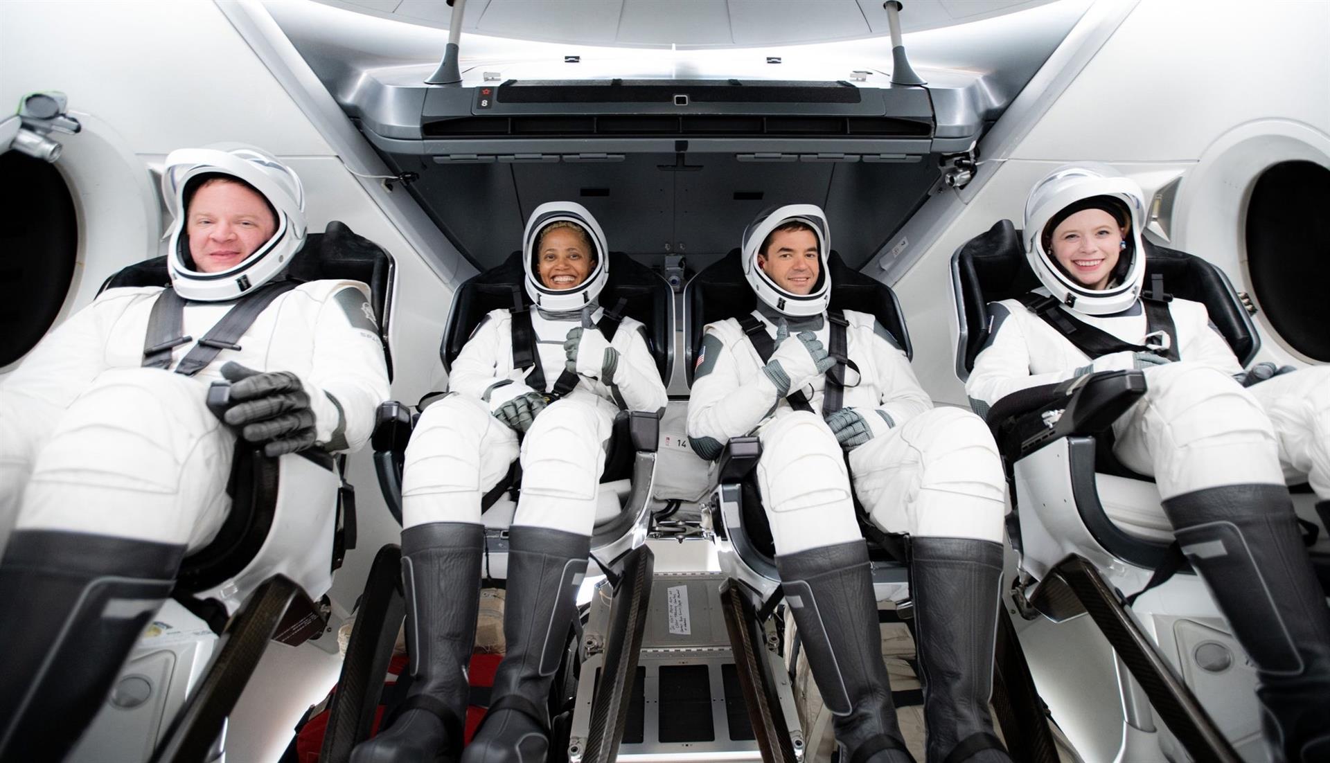 Turistas de misión espacial de SpaceX se encuentran sanos, felices y descansando