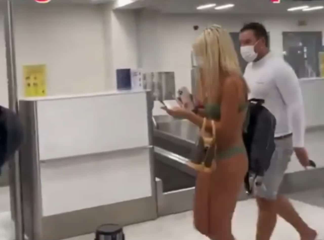 Mujer en biki en aeropuerto se hace viral